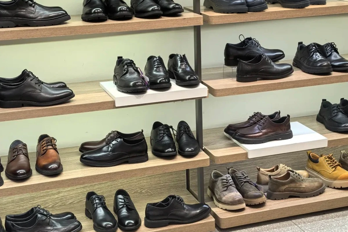 陳列在架上的男士皮鞋